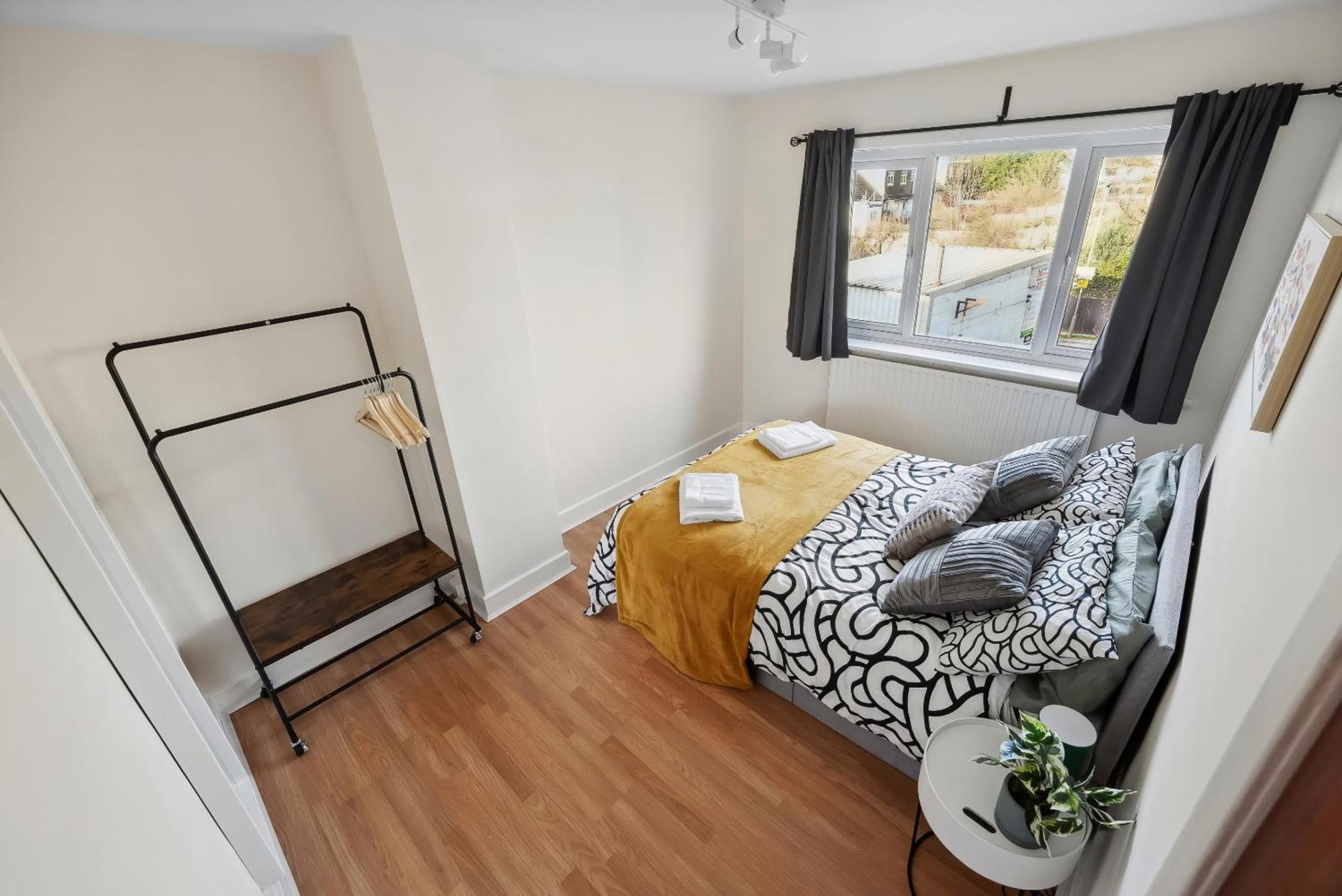 Vichy - Edgware Way 2 Bed Modern Apartment *